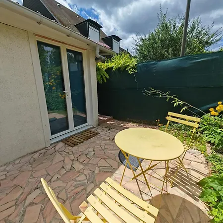 Homestay Studette La Rosee Abondante Non-fumeur, 45 Min De Paris, 10m2, Independante, Cosy, Apaisante, Mobiliers Convertible, Wifi, Tv, Kitchenette, Sanitaires Inclus Visibles Dans La Meme Piece, Mini Terrasse, Jardin, Canape-lit 120x180, 1 A 2 Pers Gabarit M Savigny-le-Temple